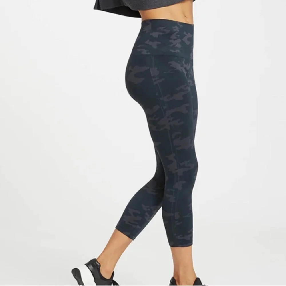 Spanx Look At Me Now Seamless Capri Leggings Camo